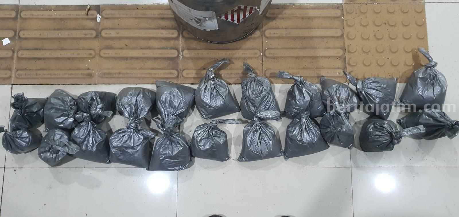 BB berupa 21 kg handak