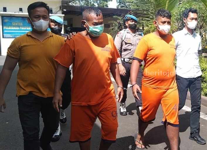Bongkar Pagar Stadion Kanjuruhan, 2 Terdakwa Dituntut 6 Bulan Penjara Dua terdakwa pembongkaran pagar Stadion Kanjuruhan ketika di Polres Malang.