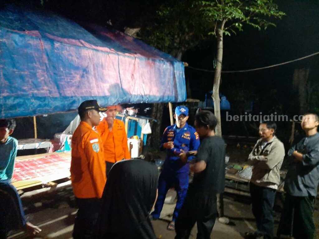 Kronologi KM Baruna Jaya Raya Tenggelam, Lambung Bocor Evakuasi awak kapal KM Baruna Jaya Raya yang tenggelam.