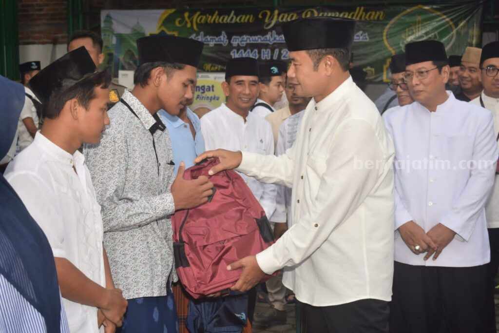 Bupati Lamongan Yuhronur Efendi dalam kegiatan Safari Ramadhan yang digelar di Masjid Baiturrahman, Desa Blawirejo, Kecamatan Kedungpring (Foto: A. Thoriq Hidayatullah/beritajatim.com).