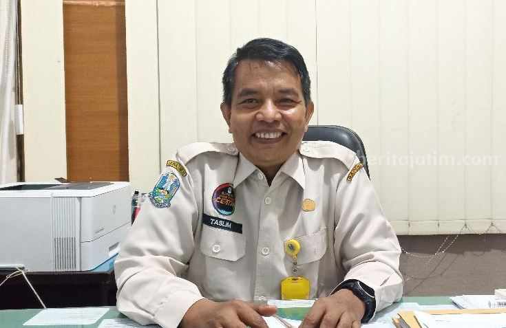 Taslim selaku Pengelola Data Pelayanan Perpajakan (PDPP) Samsat Tuban Dispenda Jawa Timur saat ditemui reporter Beritajatim.com di ruang kerjanya. [Foto : Diah Ayu/beritajatim.com]
