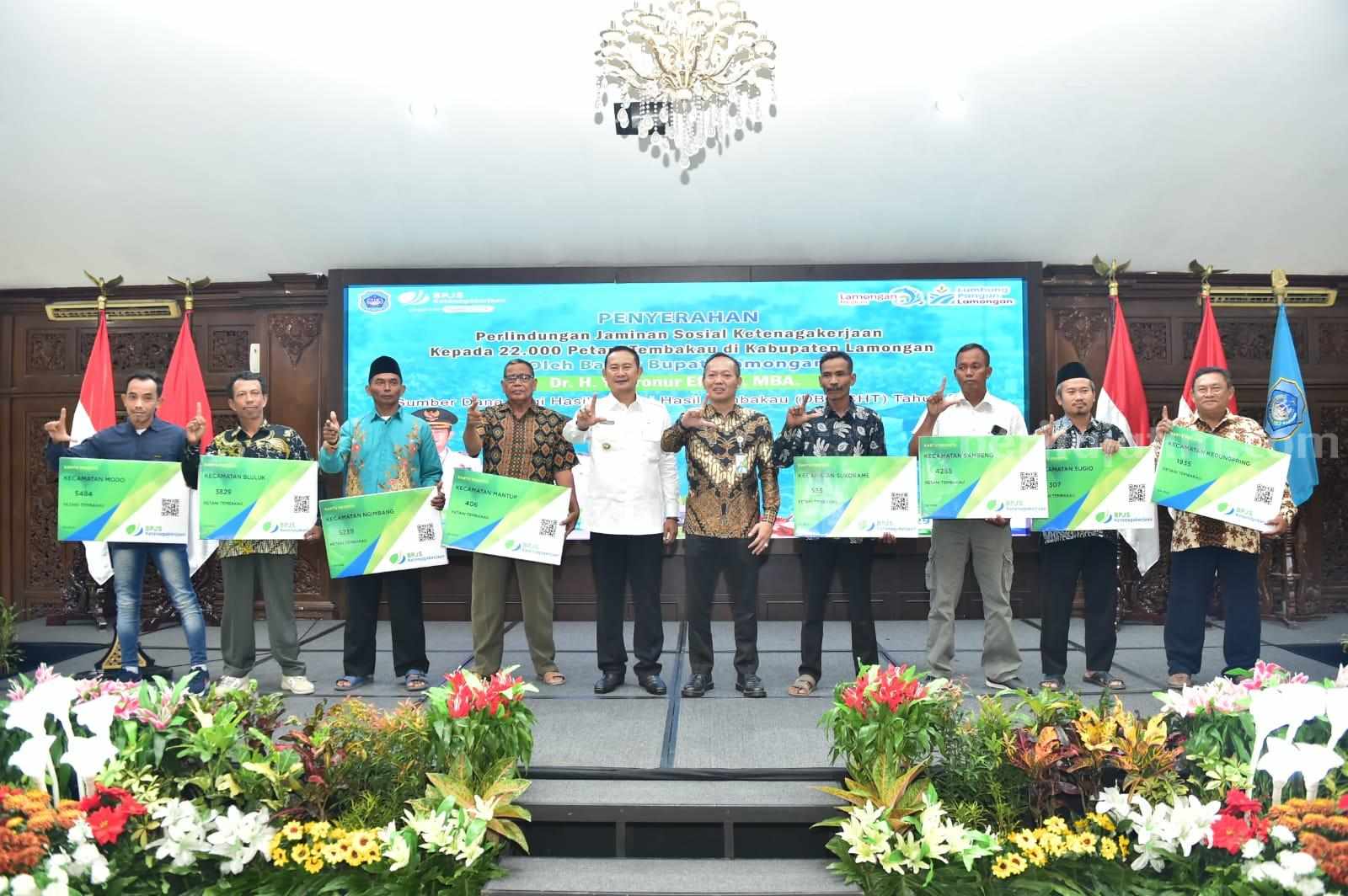 Penyerahan jaminan perlindungan kerja kepada petani tembakau di Pendopo Lokatantra Lamongan (Foto : A. Thoriq Hidayatullah/beritajatim.com).
