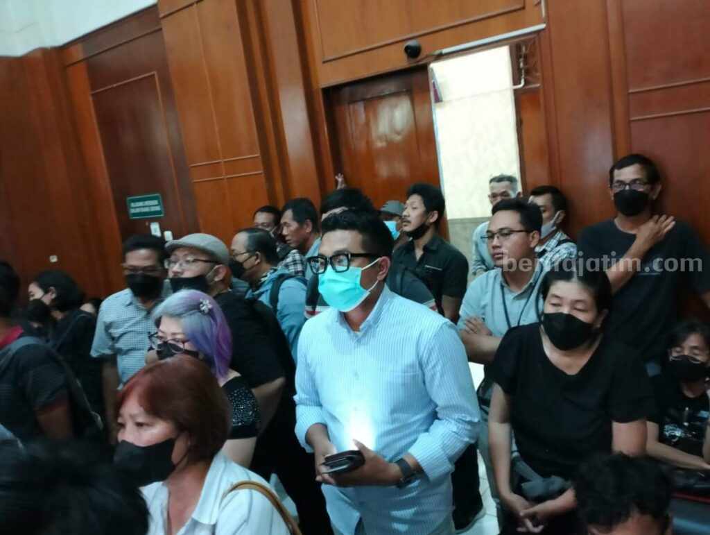 Para korban PT Sipoa saat mengikuti jalannya persidangan di PN Surabaya.