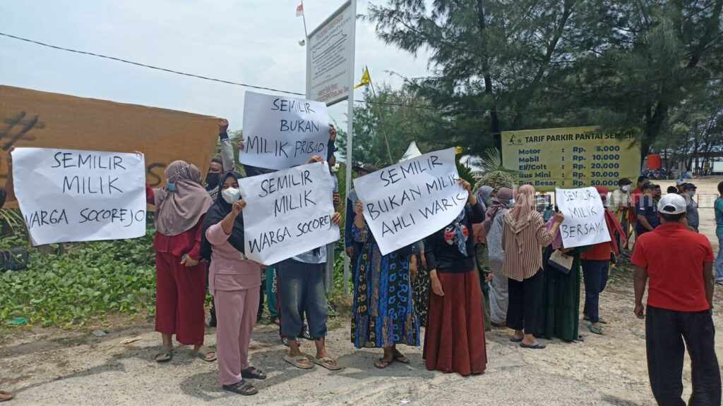 Warga Desa Socorejo, Kecamatan Jenu, Kabupaten Tuban saat berunjuk rasa di wisata Pantai Semilir Tuban. [Foto: Diah Ayu/beritajatim.com]