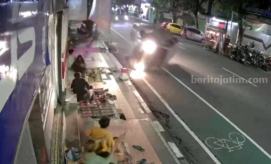Epilepsi Kambuh, PNS Blitar Tabrak Tiang Listrik, Mobil Terbalik Mobil PNS di Kabupaten Blitar menabrak tiang listrik di jalan Merdeka Kota Blitar, Sabtu (04/03/23) malam.