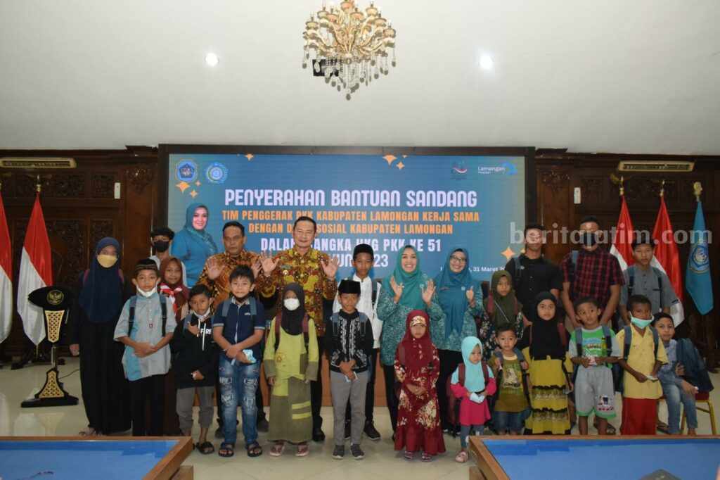 Penyerahan Bantuan Sandang kepada anak yatim-piatu, di Pendopo Lokatantra Lamongan (Foto: A. Thoriq Hidayatullah/beritajatim.com).