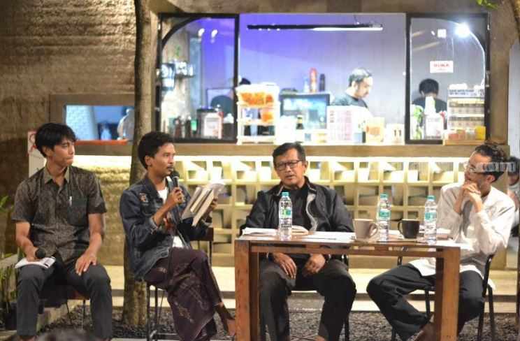 Launching buku Derridean karya Muhammad Al Fayyadl di kafe Ekologie (Foto: Afnani/beritajatim.com)