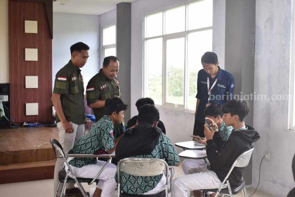 Ketua ESI Kabupaten Pasuruan Arif Sasmito saat memantau permainan atlet muda.