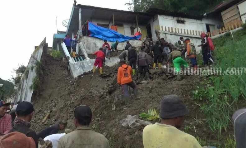 Desa Rawan Bencana di Magetan Wajib Anggarkan Dana BTT Longsor yang menerjang kawasan Dusun Wonomulyo Desa Genilangit Kecamatan Poncol Kabupaten Magetan, Jumat (17/2/2023)