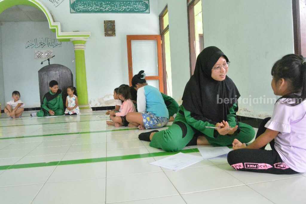 Suasana pendamping psikologi terhadap anak terdampak ledakan bahan petasan di dusun Tegalrejo Sadeng desa Karangbendo Kecamatan Ponggok Kabupaten oleh PMI Kab Blitar dan Poltekkes Malang.