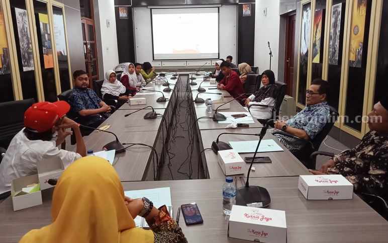 5 Finalis Lomba Esai PWI Gresik Beradu Ide di DPRD Finalis penulisan lomba esai PWI Gresik saat mempresentasikan tulisan di ruang pimpinan DPRD