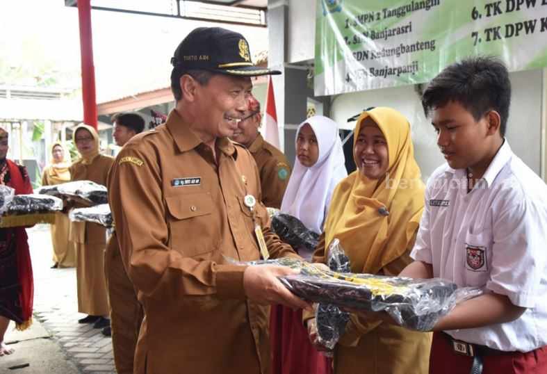 1.000 Sepatu Boots untuk 7 Sekolah Sidoarjo yang Kebanjiran Kepala Dinas Pendidikan dan Kebudayaan Sidoarjo Tirto Adi memberikan bantuan sepatu boots.