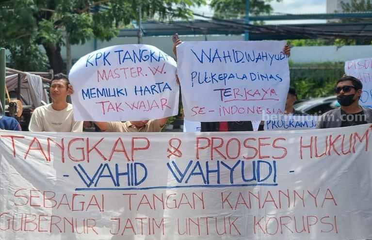 Demo menuntut Kadindik Jatim mengundurkan diri.