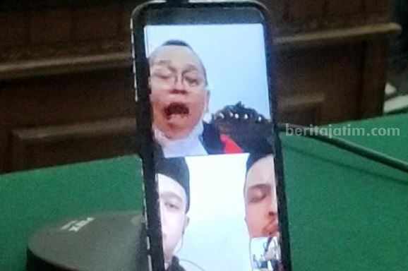 Bawa Sabu, Aldi Kurniawan Dihukum Seumur Hidup Aldi Kurniawan saat menjalani sidang putusan di PN Surabaya.