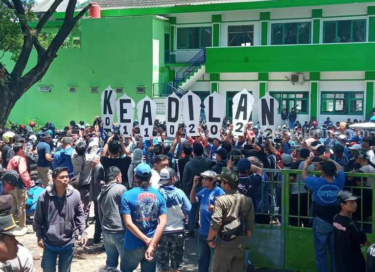 Aremania Demo Kejaksaan Negeri Kabupaten Malang Ratusan Aremania mendemo Kejaksaan Negeri Kepanjen, Kabupaten Malang, Selasa (7/3/2023) siang.
