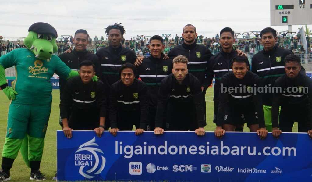 Persebaya Surabaya saat bermain di Stadion Gelora Joko Samudro, Gresik