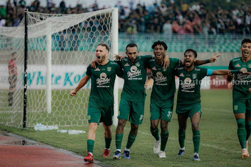 Selebrasi pemain Persebaya Ze Valente usai mencetak gol.