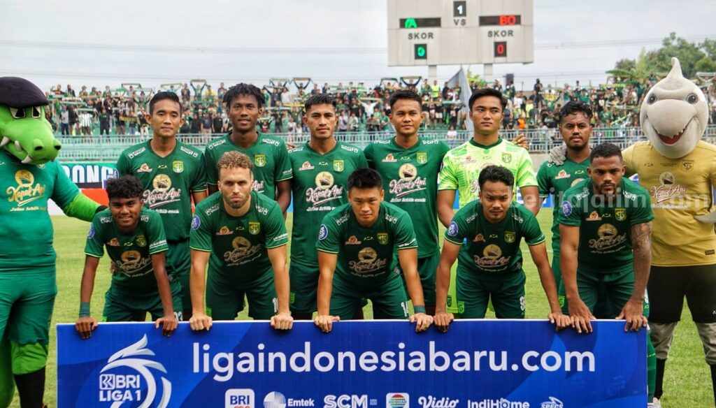 Pemain Persebaya saat pertandingan di Gelora Joko Samudro, Gresik