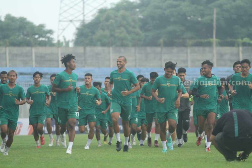 Persebaya Surabaya saat berlatih bersama.