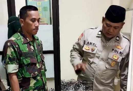 Santri di Bangkalan Meninggal Dianiaya Santri Senior Aparat saat memeriksa jenazah santri korban pengeroyokan oleh oknum senior di Puskesmas (Foto: Zamachsari/beritajatim.com)