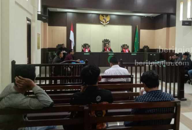 Sidang perdana gugatan kepada PPP oleh Dedi Dores di PN Sampang (Foto: Zamachsari/beritajatim.com)
