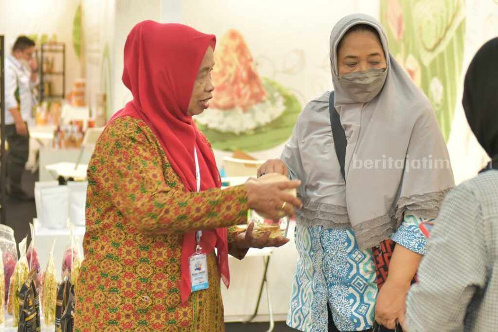 Mulitina Tumini (kiri), pemilik UMKM makanan ringan Keripik Macho Eliza, binaan Semen Baturaja mengikuti Bazar UMKM Untuk Indonesia 2023 yang diselenggarakan oleh Kementerian BUMN di Gedung Sarinah, Jakarta.