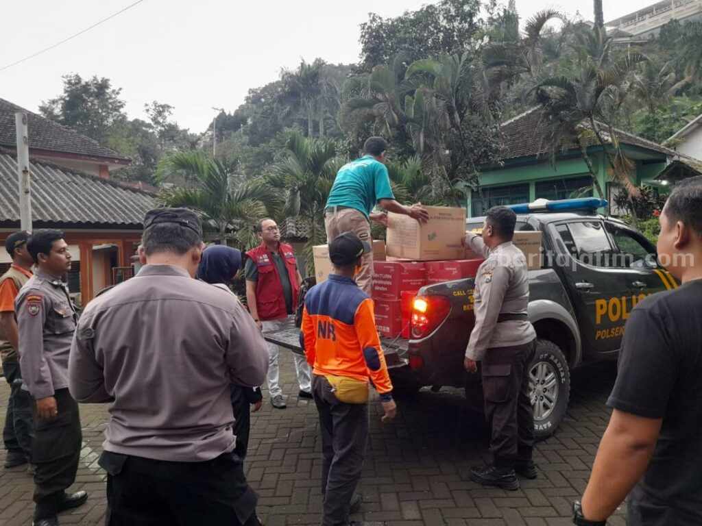 Pemberian bantuan Kementrian Sosial (Kemensos) Republik Indonesia kepada korban terdampak banjir dan longsor di wilayah Tretes, Kecamatan Prigen.