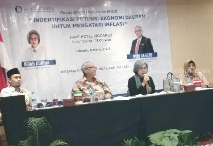 Anggota Komisi Xl DPR RI Indah Kurnia dan Kakan perwakilan Bank Indonesia Provinsi Jawa Timur Budi Hanoto