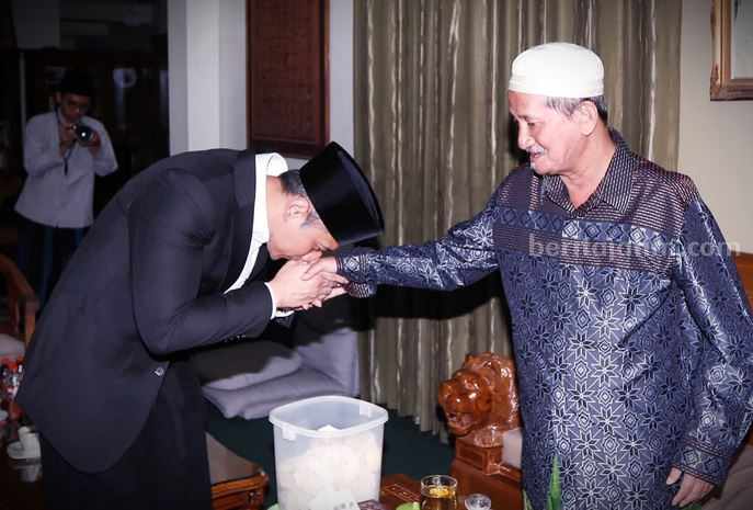 AHY bersalaman dengan mencium tangan KH Agoes Ali Masyhuri Lebo Sidoarjo