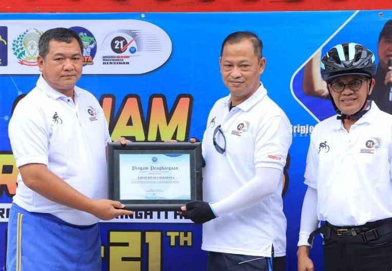 Kepala BNNP Jatim Brigjen Pol Drs. Mohammad Aris Purnomo memberikan penghargaan