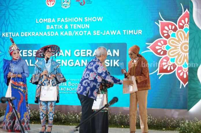 Bunda Fey Raih The Best Catwalk Lomba Fashion Show Busana Batik dan Tenun tahun 2023 Piala Dekranasda Provinsi Jawa Timur