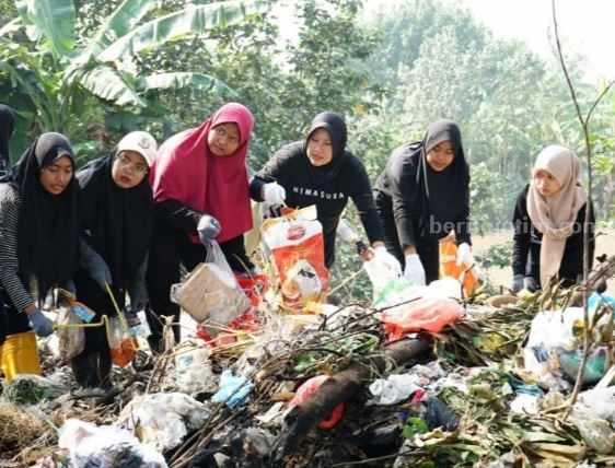 Ratusan Warga Gresik Aksi Bersih-bersih DAS Brantas Ratusan warga Gresik dari berbagai unsur sedang membersihkan sampah di DAS Brantas