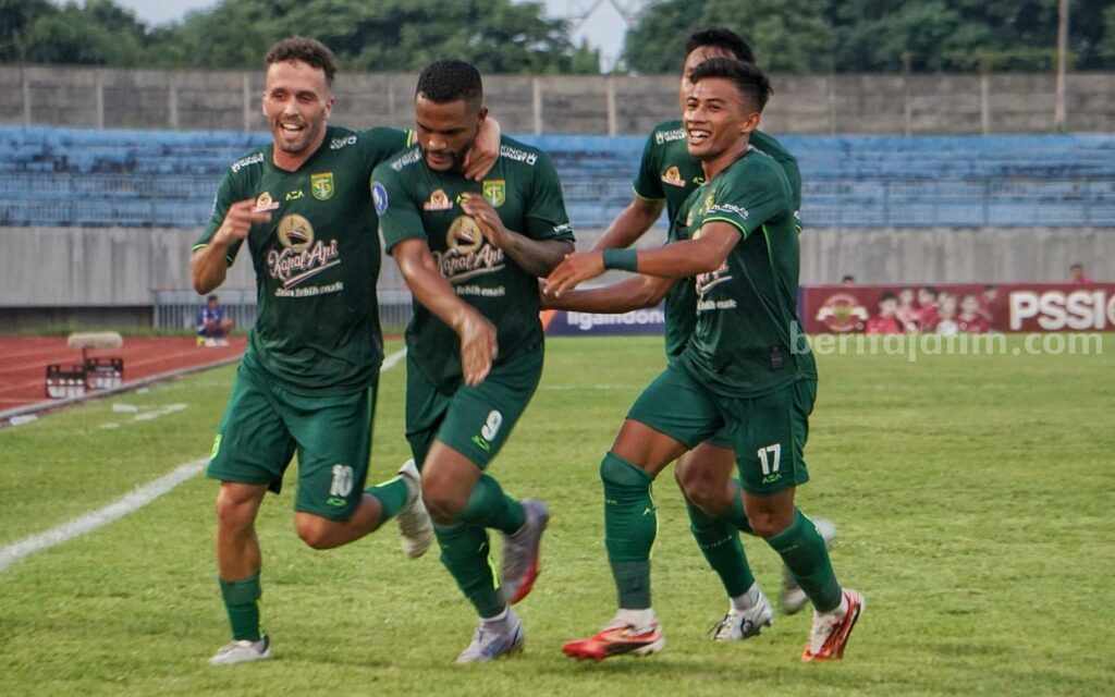 Aji Rotasi Pemain Persebaya Agar Move On Pemain Persebaya usai selebrasi saat pertandingan