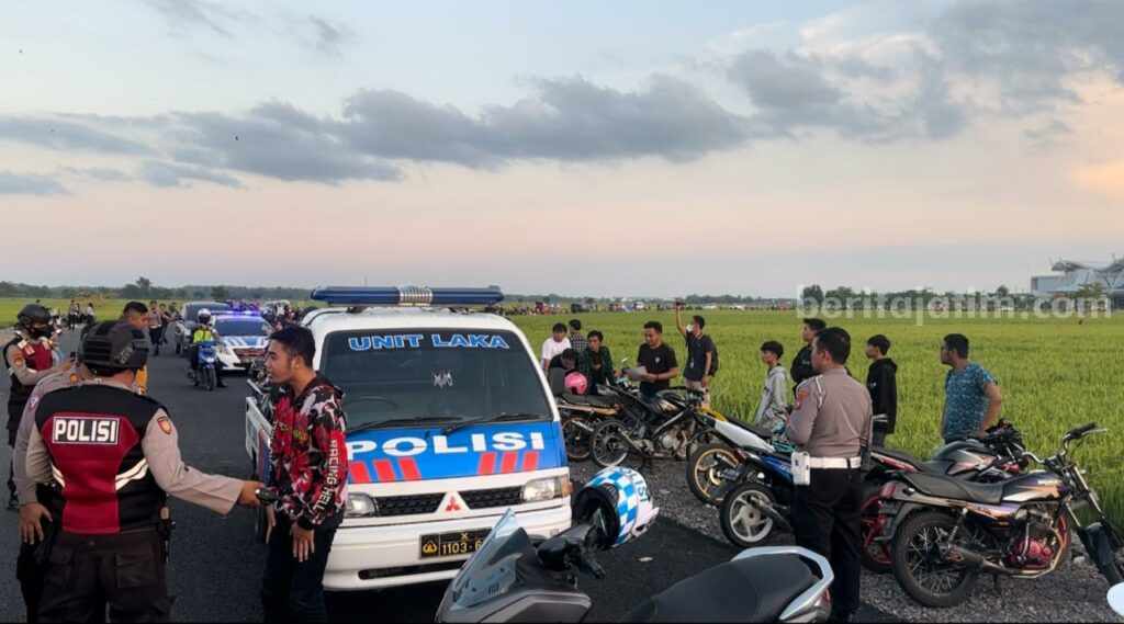 Polres Sumenep menggerebek aksi balap liar yang dilakukan anak-anak muda di kawasan Bandara Trunojoyo Sumenep.