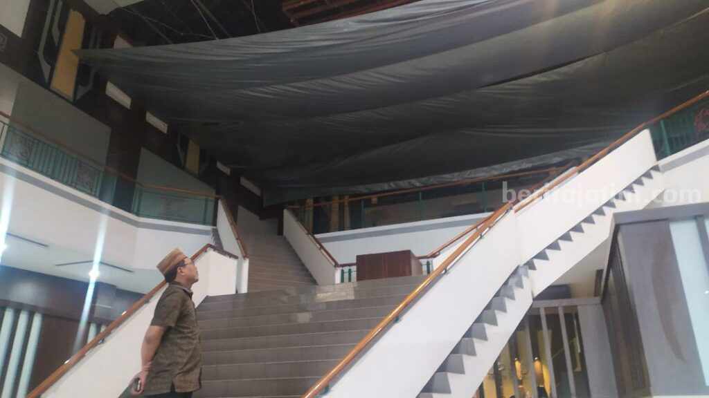 Ketua DPRD Kabupaten Pasuruan, Sudiono Fauzan saat memantau atap plafon yang ditutup terpal.