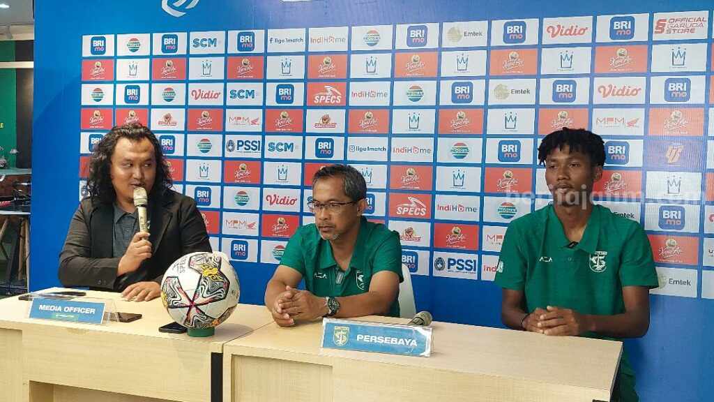 Jamu Persib, Persebaya Beri Kesempatan Pemain Muda Pelatih Persebaya Aji Santoso dan Alta Ballah saat konferensi pers.