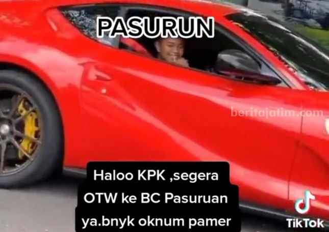 Potongan gambar video yang diduga pegawai Bea Cukai di Pasuruan pamer mobil mewah di sosial media Tiktok.