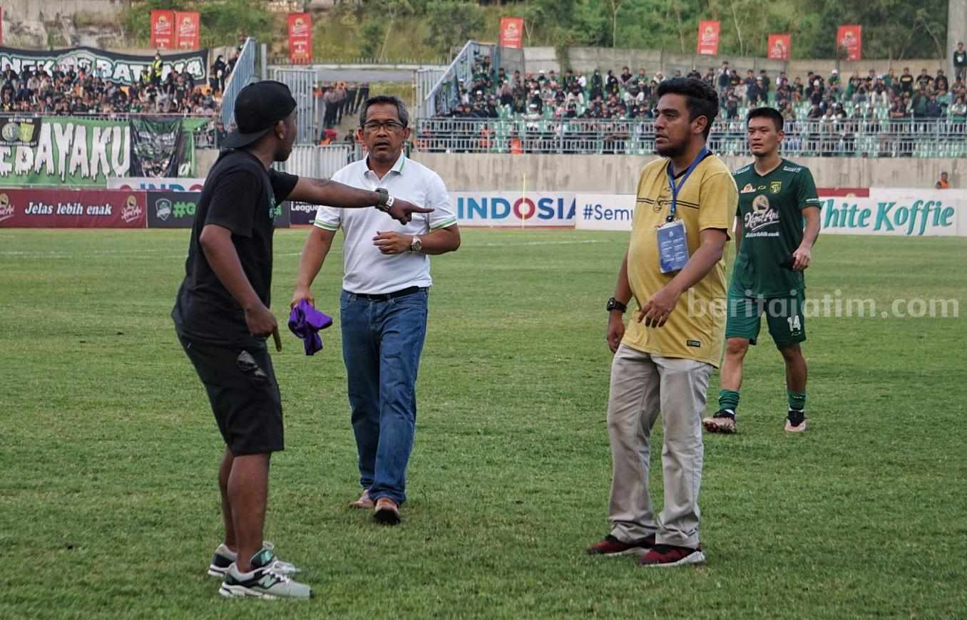 Capo Ipul, salah satu suporter mengungkapkan rasa kecewanya usai Persebaya ditahan imbang Persib.