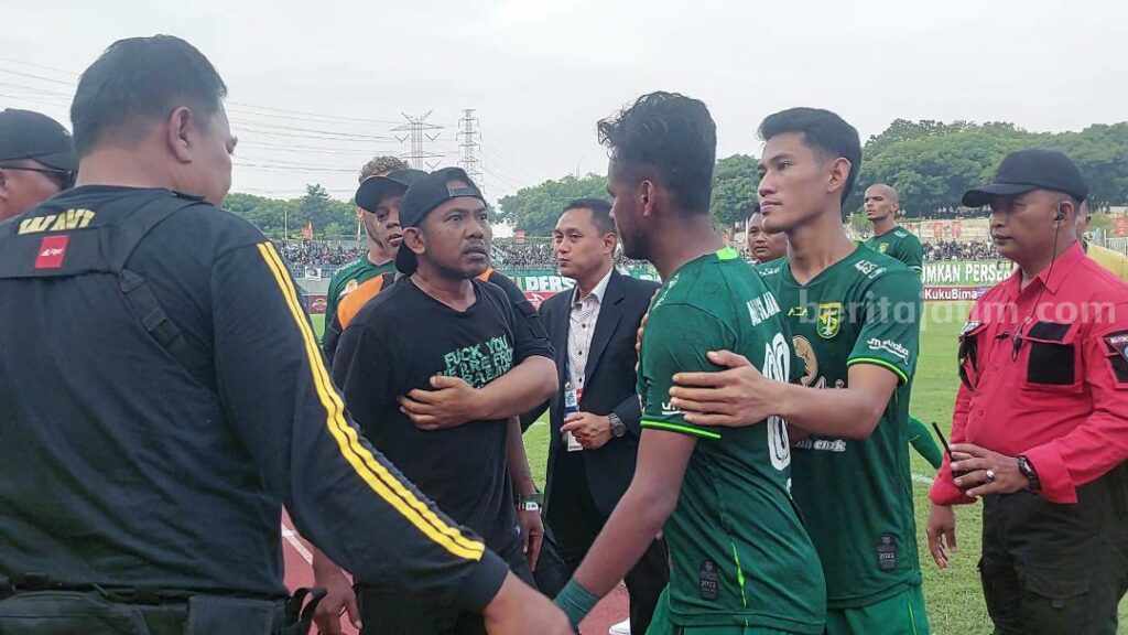 Capo Ipul, salah satu suporter mengungkapkan rasa kecewanya usai Persebaya ditahan imbang Persib.