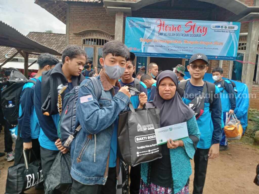 Bakti sosial (Baksos) siswa SMP Al Falah Deltasari Sidoarjo di Dusun Mendiro Desa Panglungan Kecamatan Wonosalam Jombang.