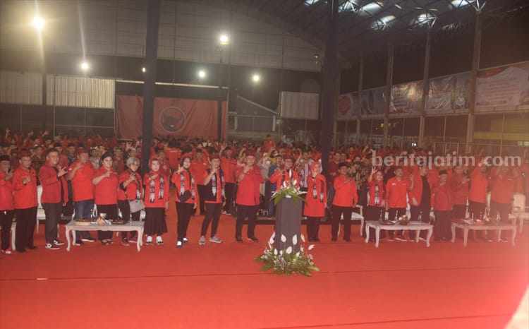Kader PDI Perjuangan Kabupaten Banyuwangi menggelar konsolidasi akbar di Gedung Olah Raga (GOR) Tawang Alun, Senin (13/3/2023) malam.