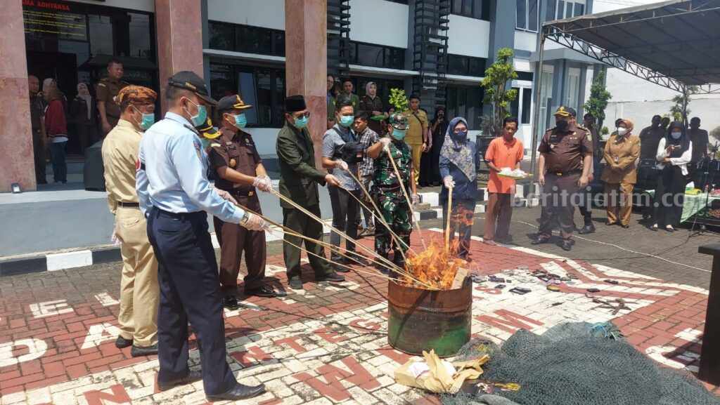 Kejari Sumenep musnahkan BB berupa sabu, pil koplo, dan HP