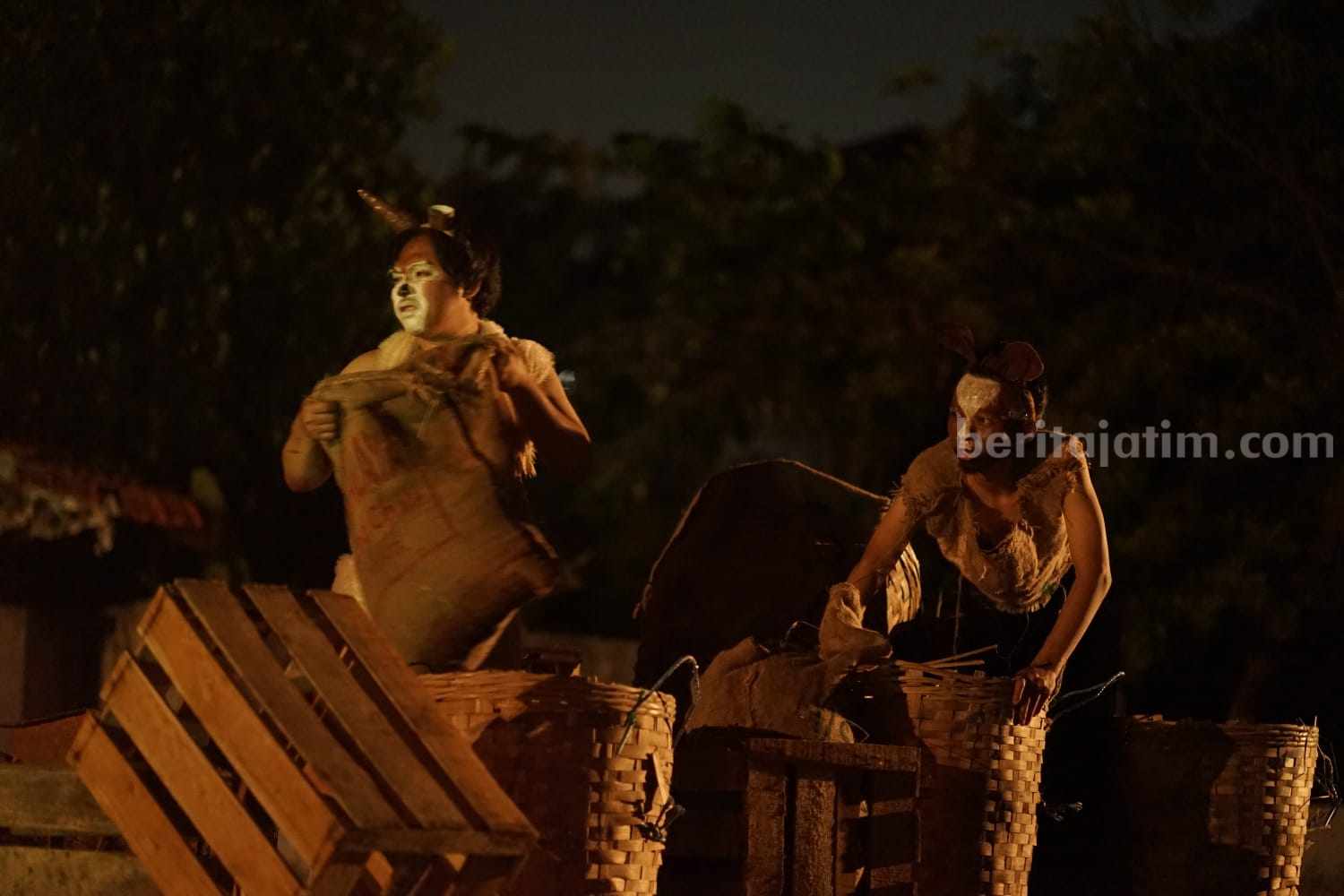 Pentas Teater Institut dengan judul Ladang Binatang hasil adaptasi Naskah George Orwell