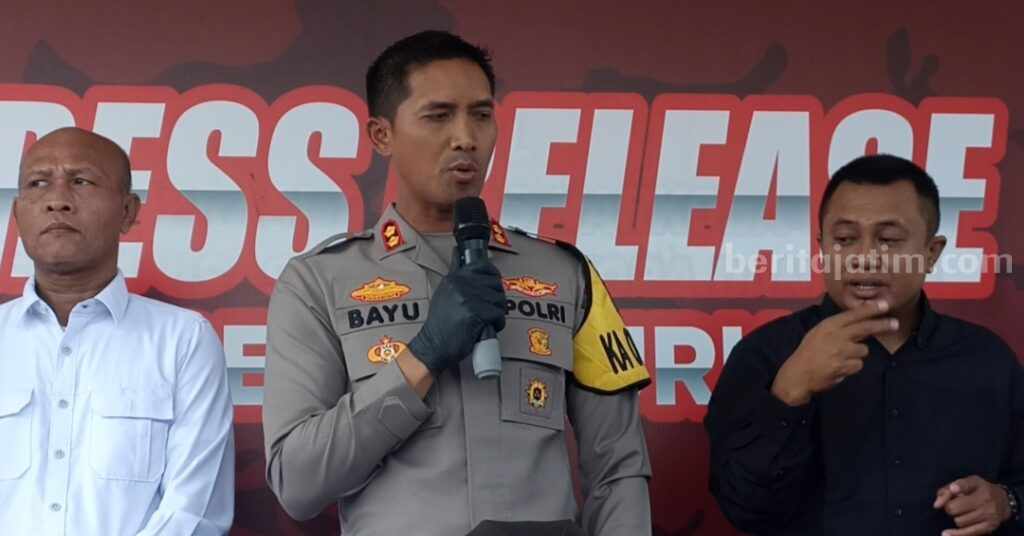 Kapolres Pasuruan, AKBP Bayu Pratama Gabunagi saat memberi keterangan kepada media