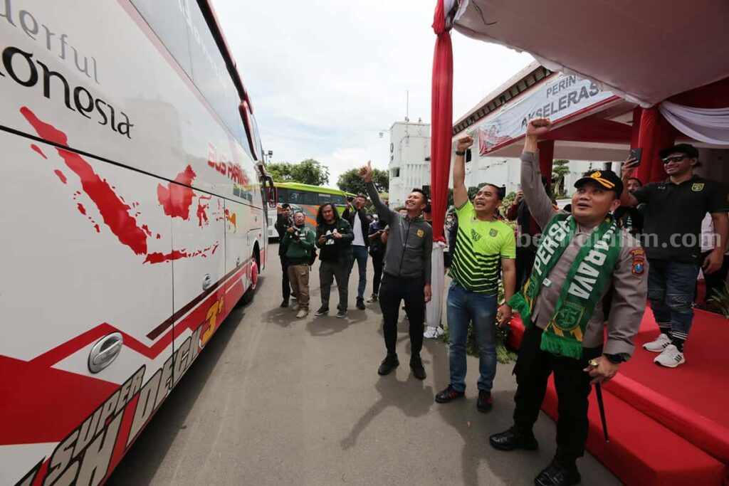 Kapolrestabes Surabaya Kombes Pol Pasma Royce bersama Eri Cahyadi saat memberangkatkan rombongan 500 Bonek menuju ke Kota Semarang mendukung Persebaya berlaga tandang vs PSIS Semarang, di Balai Kota Surabaya, Rabu (29/3/2023).