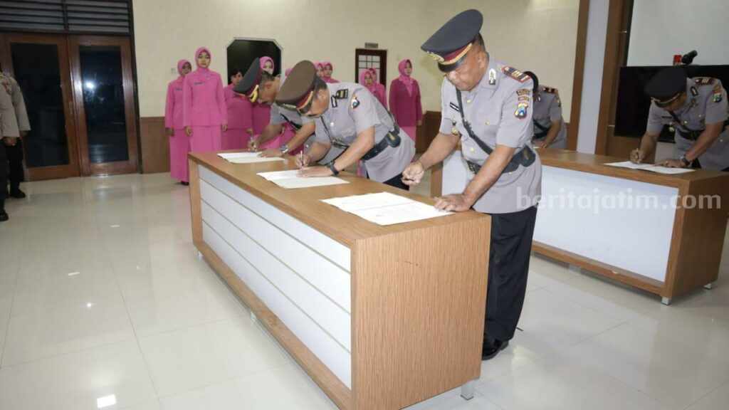 Polres Sumenep Mutasi Tiga Kapolsek Upacara serah terima jabatan dipimpin langsung Kapolres Sumenep AKBP Edo Satya Kentriko di Aula Sutanto Polres Sumenep, Selasa (07/03/2023).