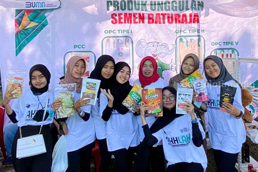Mulitina Tumini (keempat kanan), pemilik UMKM makanan ringan Keripik Macho Eliza, binaan Semen Baturaja mengikuti pameran Jalan Sehat Bersama BUMN 2023, memperingati HUT Kementerian BUMN di Taman Kota Baturaja, Sumatra Selatan.