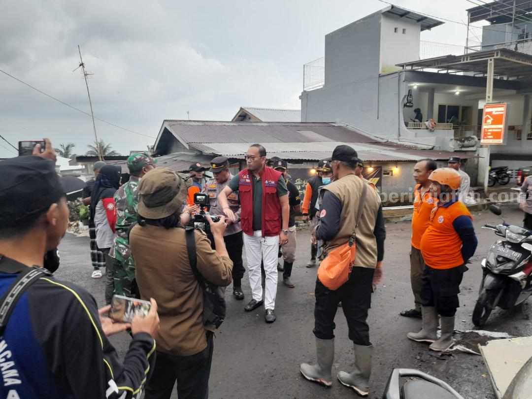 Pemberian bantuan Kementrian Sosial (Kemensos) Republik Indonesia kepada korban terdampak banjir dan longsor di wilayah Tretes, Kecamatan Prigen.