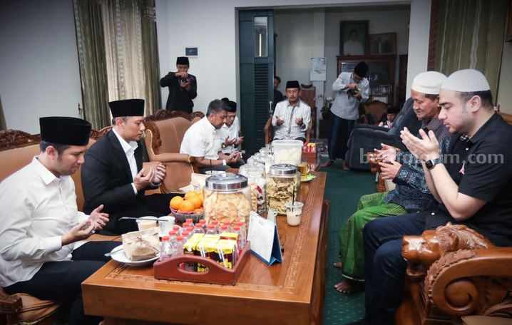 AHY dan jajaran pengurus Partai Demokrat sowan ke Pesantren Progresif Bumi Shalawat Lebo Sidoarjo yang diasuh KH Agoes Ali Masyhuri