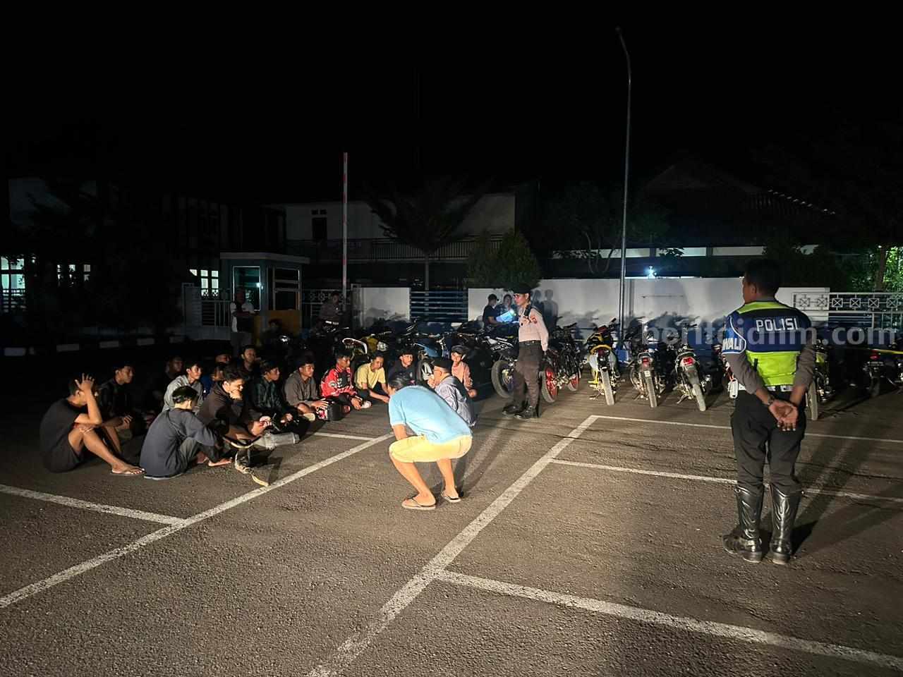 Polres Sumenep menggerebek aksi balap liar yang dilakukan anak-anak muda di kawasan Bandara Trunojoyo Sumenep.
